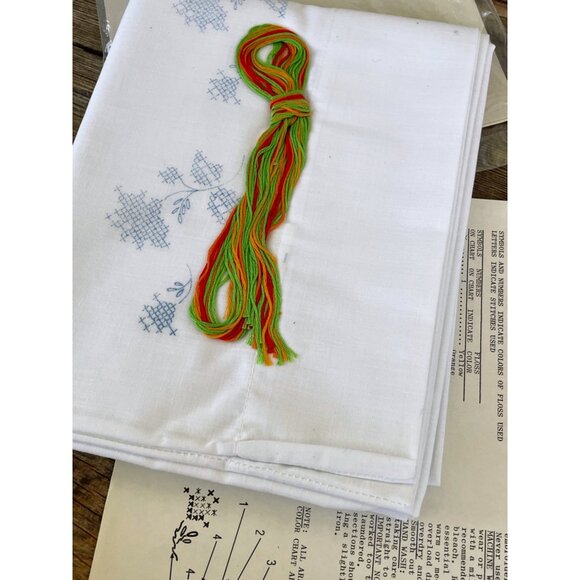 VIntage 1970s Bucillla Pair of Pillow Cases Floral Cross Stitch Embroidery Kit - Picture 3 of 8